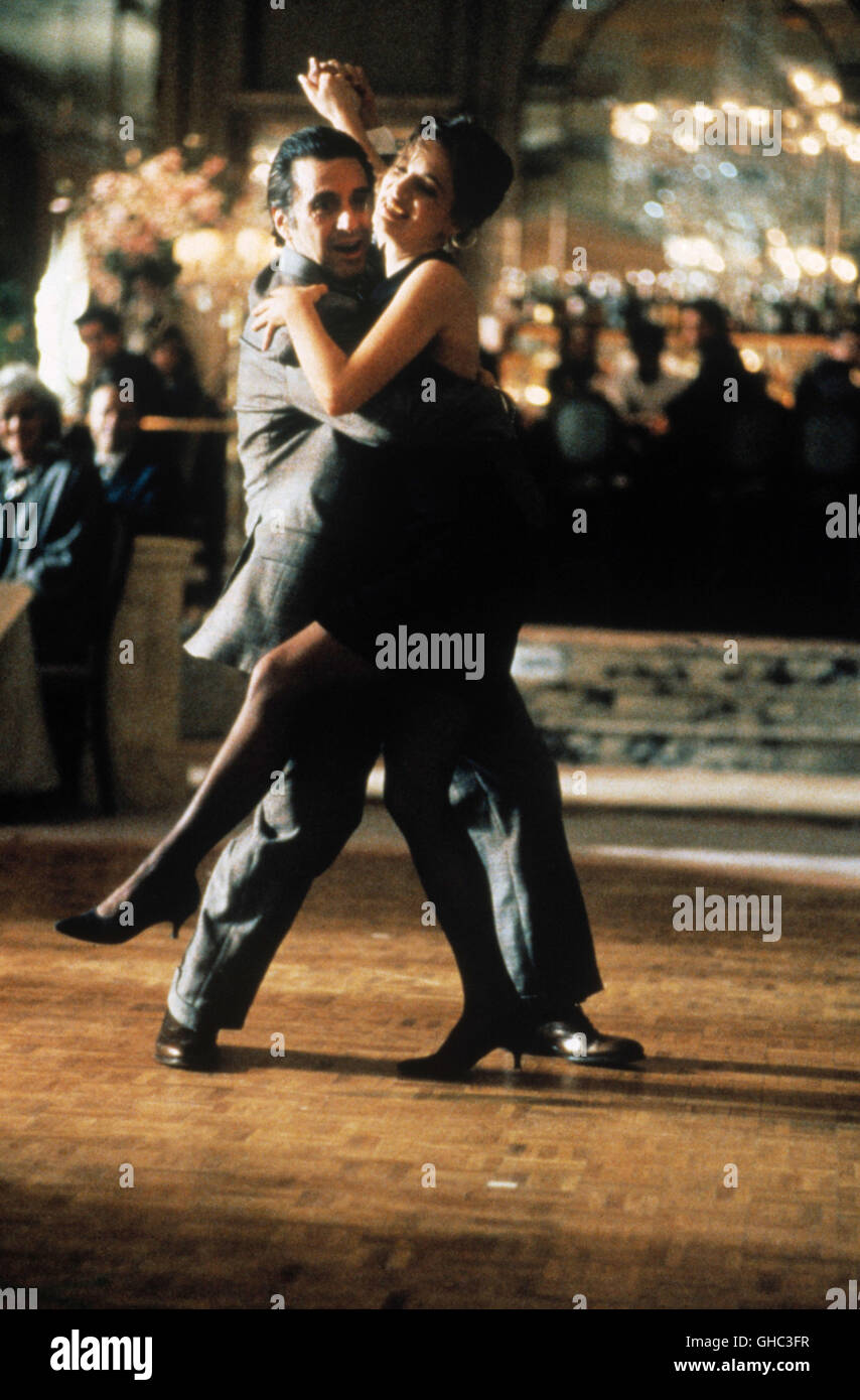 DER DUFT DER FRAUEN Scent of a Woman USA 1992 Martin Brest Frank Slade (AL PACINO) tanzt einen improvisierten Tango mit Donna (GABRIELLE ANWAR) Regie: Martin Brest aka. Scent of a Woman Stock Photo