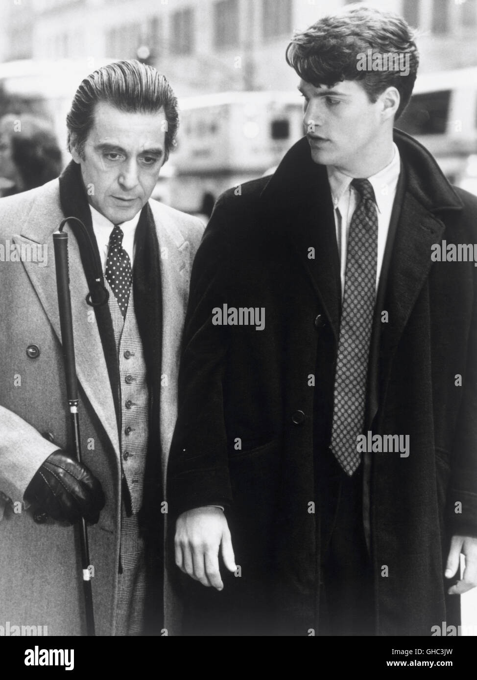 DER DUFT DER FRAUEN Scent of a Woman USA 1992 Martin Brest Frank Slade (AL PACINO), a blind and surly ex-Army officer at loose in New York with his young guide Charlie Simms (CHRIS O'DONNELL) in tow. Regie: Martin Brest aka. Scent of a Woman Stock Photo
