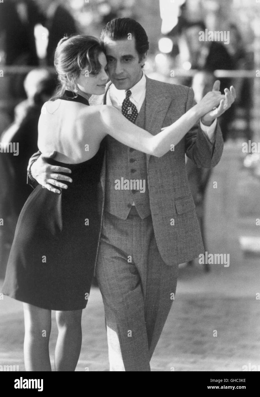 DER DUFT DER FRAUEN Scent of a Woman USA 1992 Martin Brest Frank Slade (AL PACINO) dances an impromptu Tango with Donna (GABRIELLE ANWAR), a young woman he has just met. Regie: Martin Brest aka. Scent of a Woman Stock Photo