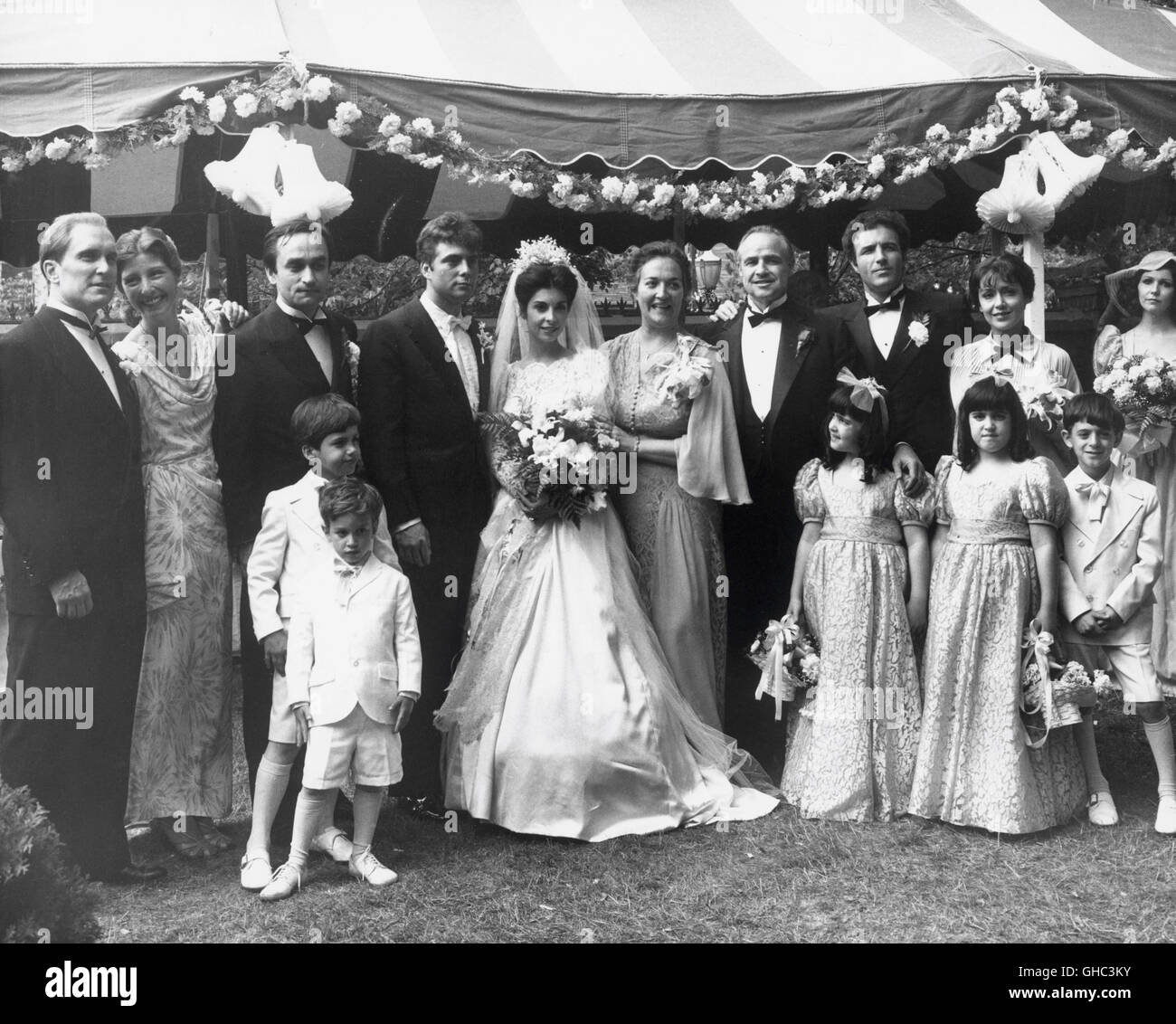 DER PATE The Godfather USA 1972 Francis Ford Coppola Don Vito und seine Familie bei Tochter Connies Hochzeit: Tom Hagen (ROBERT DUVALL), Theresa Hagen (TERE LIVRANO), Fredo Corleone (JOHN CAZALE), Carlo Rizzi (GIANNI RUSSO), Braut Connie (TALIA SHIRE), Mama Corleone (MORGANA KING), Don Vito Corleone (MARLON BRANDO), Sonny Corleone (JAMES CAAN), Sandra Corleone (JULIE GREGG) Regie: Francis Ford Coppola aka. The Godfather Stock Photo