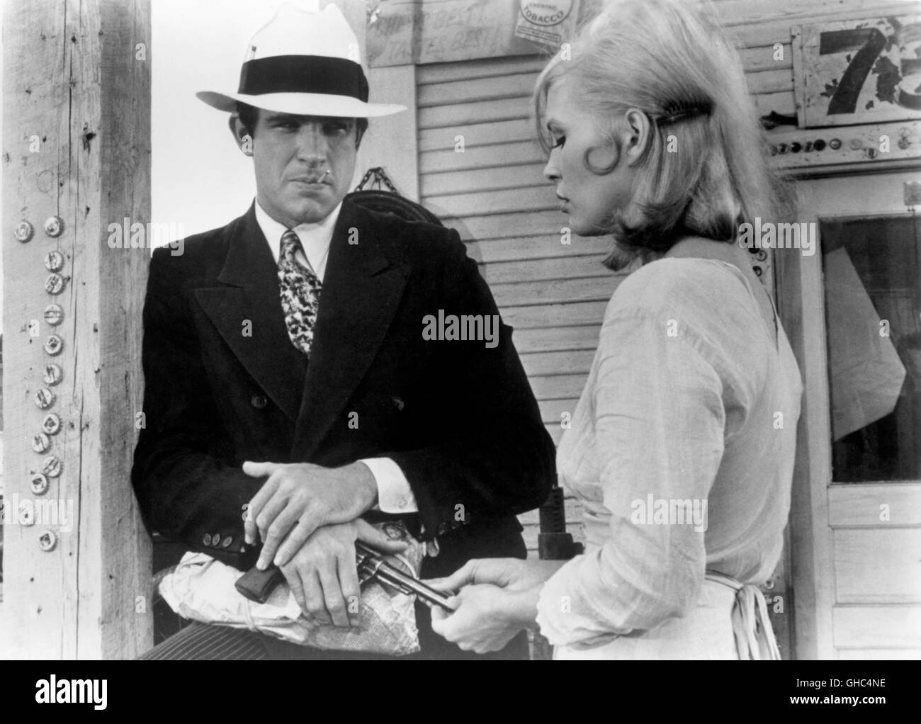 BONNIE AND CLYDE USA 1967 Arthur Penn Clyde Barrow (WARREN BEATTY) and Bonnie Parker (FAYE DUNAWAY) Regie: Arthur Penn Stock Photo