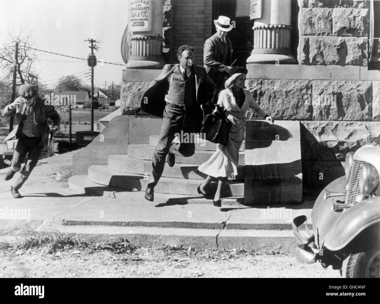 BONNIE AND CLYDE USA 1967 Arthur Penn C.W.Moss (MICHAEL J. POLLARD), Buck Barrow (GENE HACKMAN), Clyde Barrow (WARREN BEATTY) and Bonnie Parker (FAYE DUNAWAY) in action Regie: Arthur Penn Stock Photo
