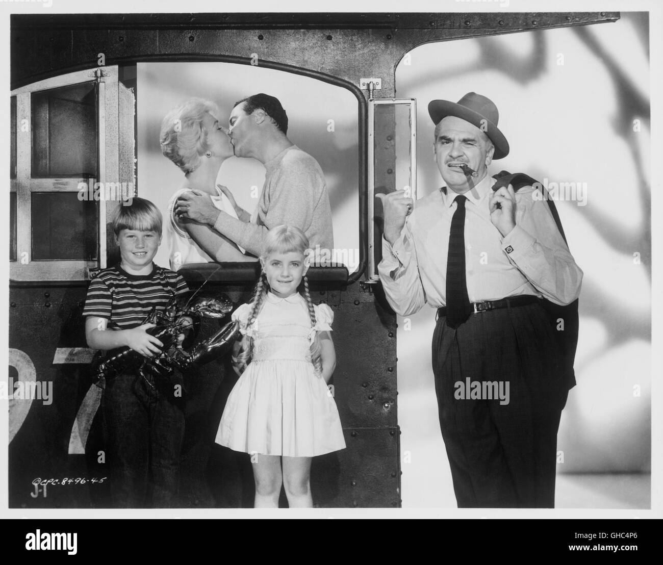 IT HAPPENED TO JANE USA 1959 Richard Quine Jane Osgood (DORIS DAY), George Denham (JACK LEMMON) as kissing couple, the children Billy and Betty Osgood (TEDDY ROONEY, GINA GILLESPIE) and Harry Foster Malone with cigar (ERNIE KOVACS) Regie: Richard Quine Stock Photo