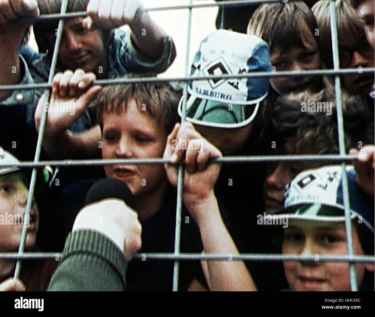 GIB MICH DIE KIRSCHE! - DIE 1. DEUTSCHE FUßBALLROLLE Gib mich die Kirsche! D 2006 Oliver Gieth, Peter Hüls Image: Fußballfans: 'Ich könnte mir ein Leben ohne Fußball nicht vorstellen' 'Gib mich die Kirsch!' - angeblich ein Ausspruch des legendären Borussen-Stürmers Lothar Emmerich - porträtiert den Wandel der Bundesliga vom kulturell verzweigten Sportereignis zum Event der Unterhaltungsindustrie. Es ist eine Dokumentation aus der ersten Dekade des bezahlten Fußballs - von der Gründung der Bundesliga 1963 bis zum Gewinn der Fußballweltmeisterschaft 1974. Eine urkomische Zeitreise in die Stock Photo