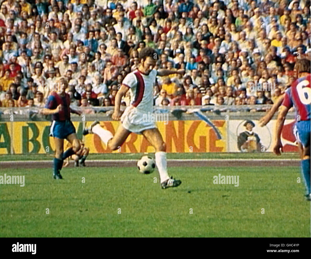 GIB MICH DIE KIRSCHE! - DIE 1. DEUTSCHE FUßBALLROLLE Gib mich die Kirsche! D 2006 Oliver Gieth, Peter Hüls Image: FRANZ BECKENBAUER - Eleganz auf dem Spielfeld 'Gib mich die Kirsch!' - angeblich ein Ausspruch des legendären Borussen-Stürmers Lothar Emmerich - porträtiert den Wandel der Bundesliga vom kulturell verzweigten Sportereignis zum Event der Unterhaltungsindustrie. Es ist eine Dokumentation aus der ersten Dekade des bezahlten Fußballs - von der Gründung der Bundesliga 1963 bis zum Gewinn der Fußballweltmeisterschaft 1974. Eine urkomische Zeitreise in die deutsche Kickergeschichte. Stock Photo