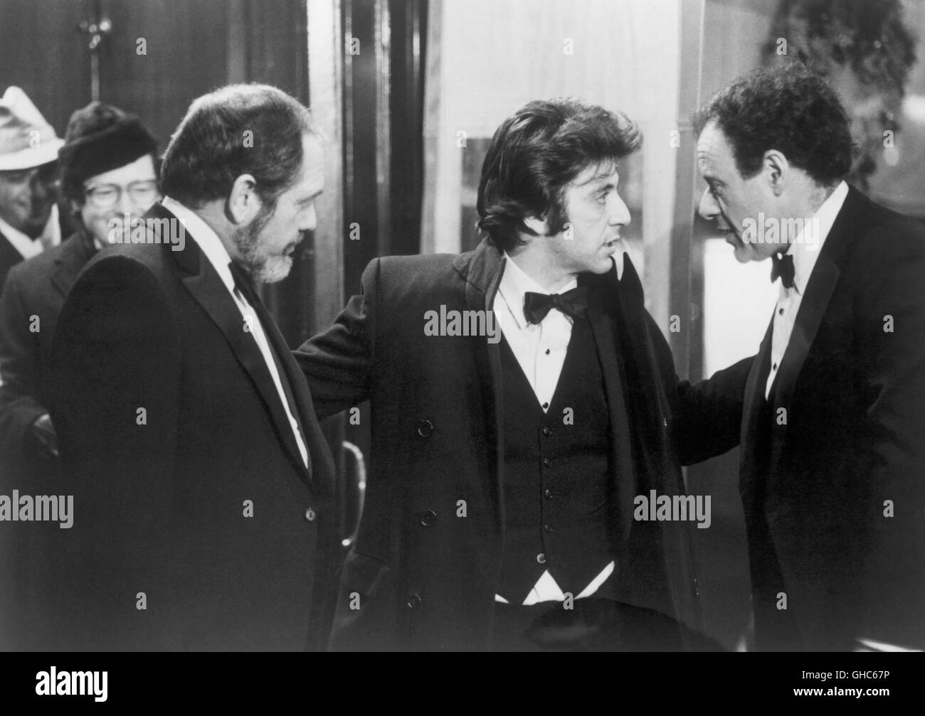 AUTHOR AUTHOR Author! Author! USA 1982 Arthur Hiller Playwright Ivan Travalian (AL PACINO), center, confers with the director of his play Finestein (BOB DISHY), right as nervous producer Kreplich (ALAN KING) listens attentively. Regie: Arthur Hiller aka. Author! Author! Stock Photo
