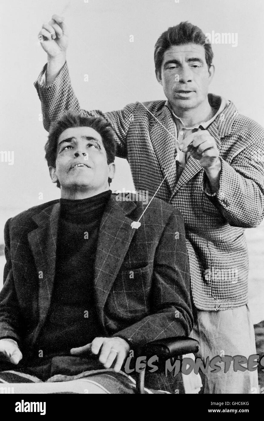 I MOSTRI Italien 1963 Dino Risi VITTORIO GASSMAN and UGO TOGNAZZI in a segment scene ' I mostri ' Regie: Dino Risi Stock Photo