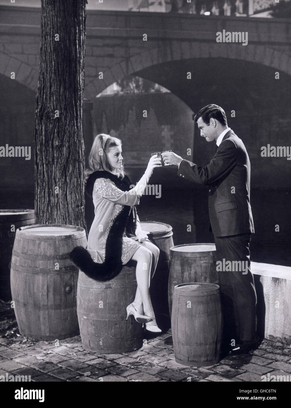 MADE IN PARIS USA 1966 Boris Sagal Maggie Scott (ANN-MARGRET) and Marc Fontaine (LOUIS JOURDAN) Regie: Boris Sagal Stock Photo