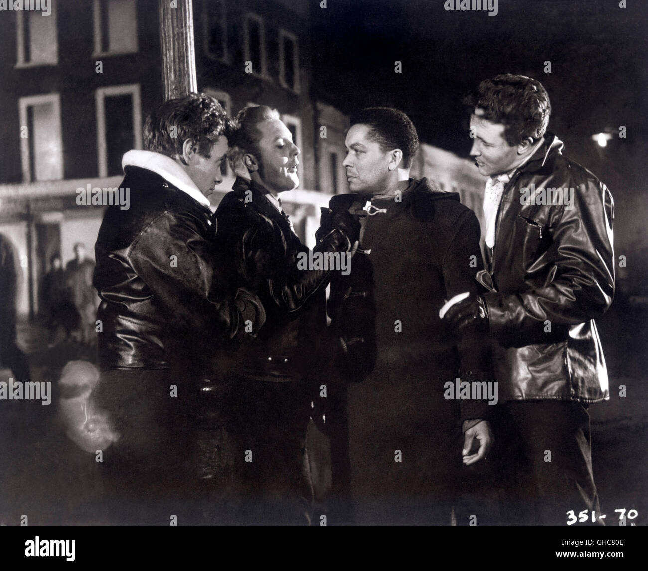 FLAME IN THE STREETS UK 1961 Roy Ward Baker Scene with EARL CAMERON (Gabriel Gomez) Regie: Roy Ward Baker Stock Photo