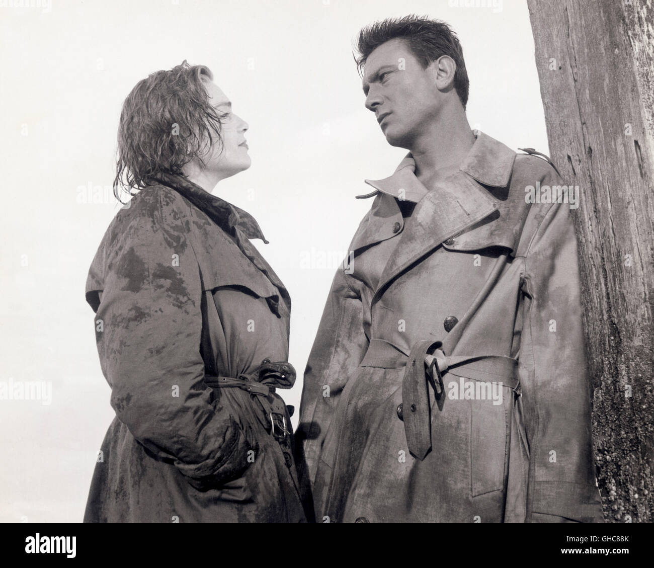 ROOM AT THE TOP UK 1959 Jack Clayton Alice Aisgill (SIMONE SIGNORET), Joe Lampton (LAURENCE HARVEY) Regie: Jack Clayton Stock Photo