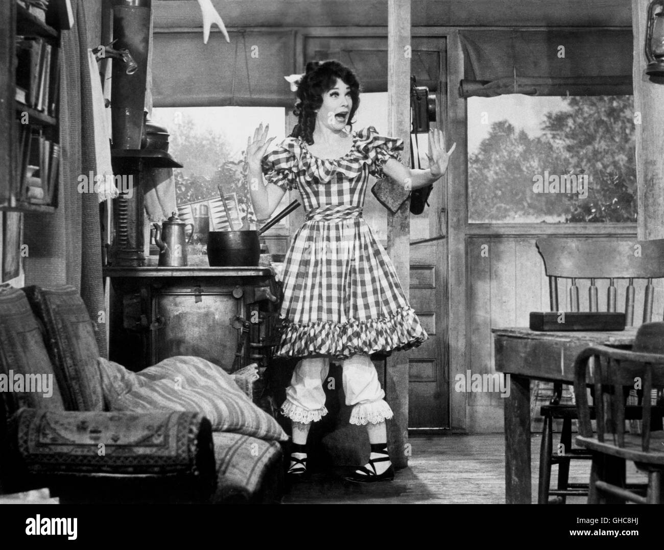 WHAT A WAY TO GO! What a Way to Go USA 1964 J. Lee Thompson Louisa Foster (SHIRLEY MACLAINE) in a parody scene Regie: J. Lee Thompson aka. What a Way to Go Stock Photo