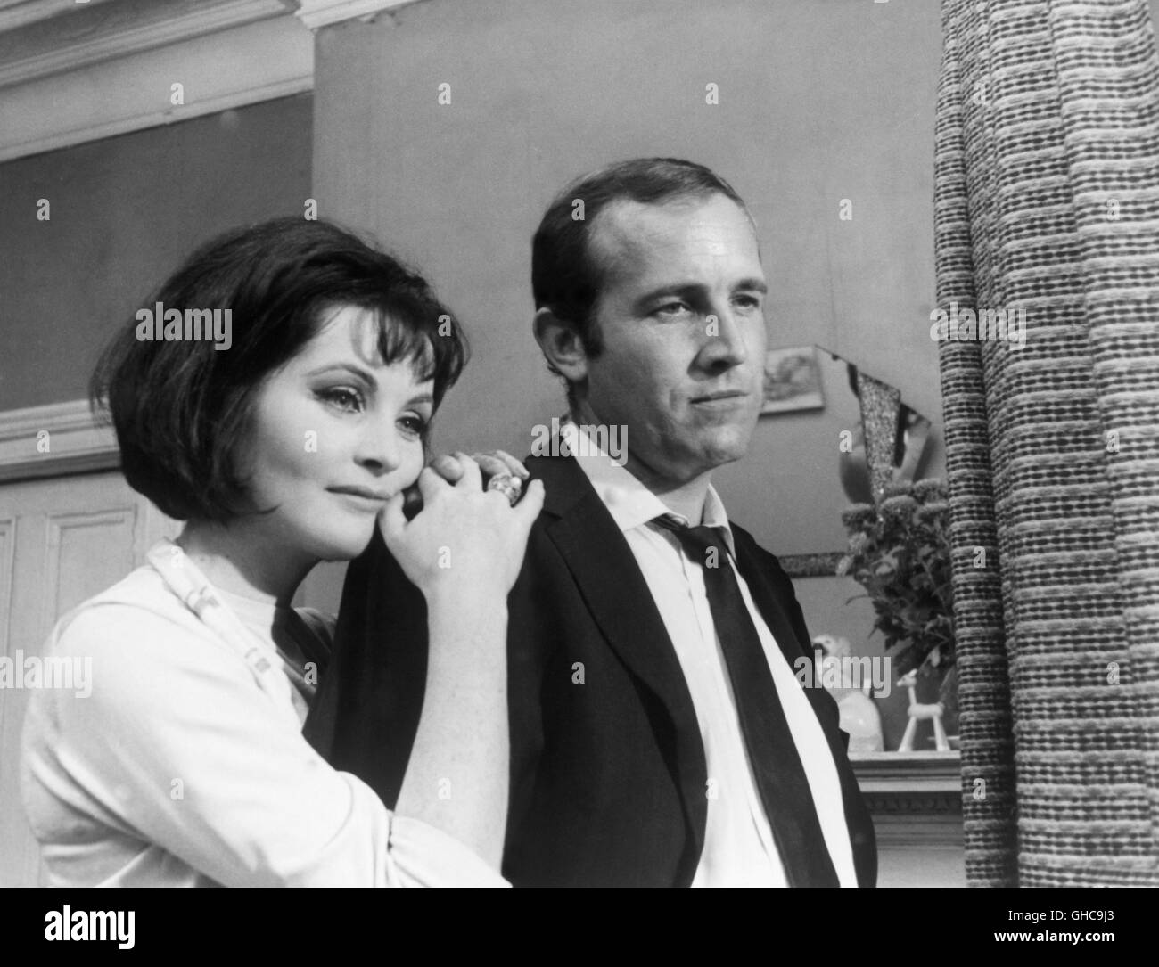 REPULSION UK 1965 Roman Polanski Helen Ledoux (YVONNE FURNEAUX) and Michael (IAN HENDRY) Regie: Roman Polanski Stock Photo