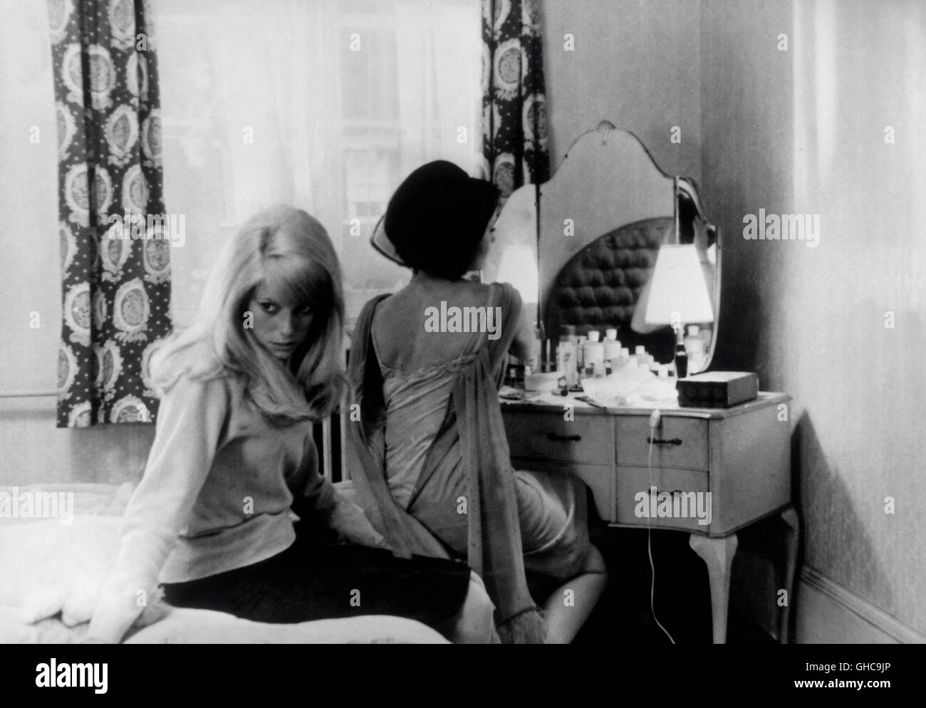REPULSION UK 1965 Roman Polanski Carol Ledoux (CATHERINE DENEUVE) and Helen Ledoux (YVONNE FURNEAUX) Regie: Roman Polanski Stock Photo