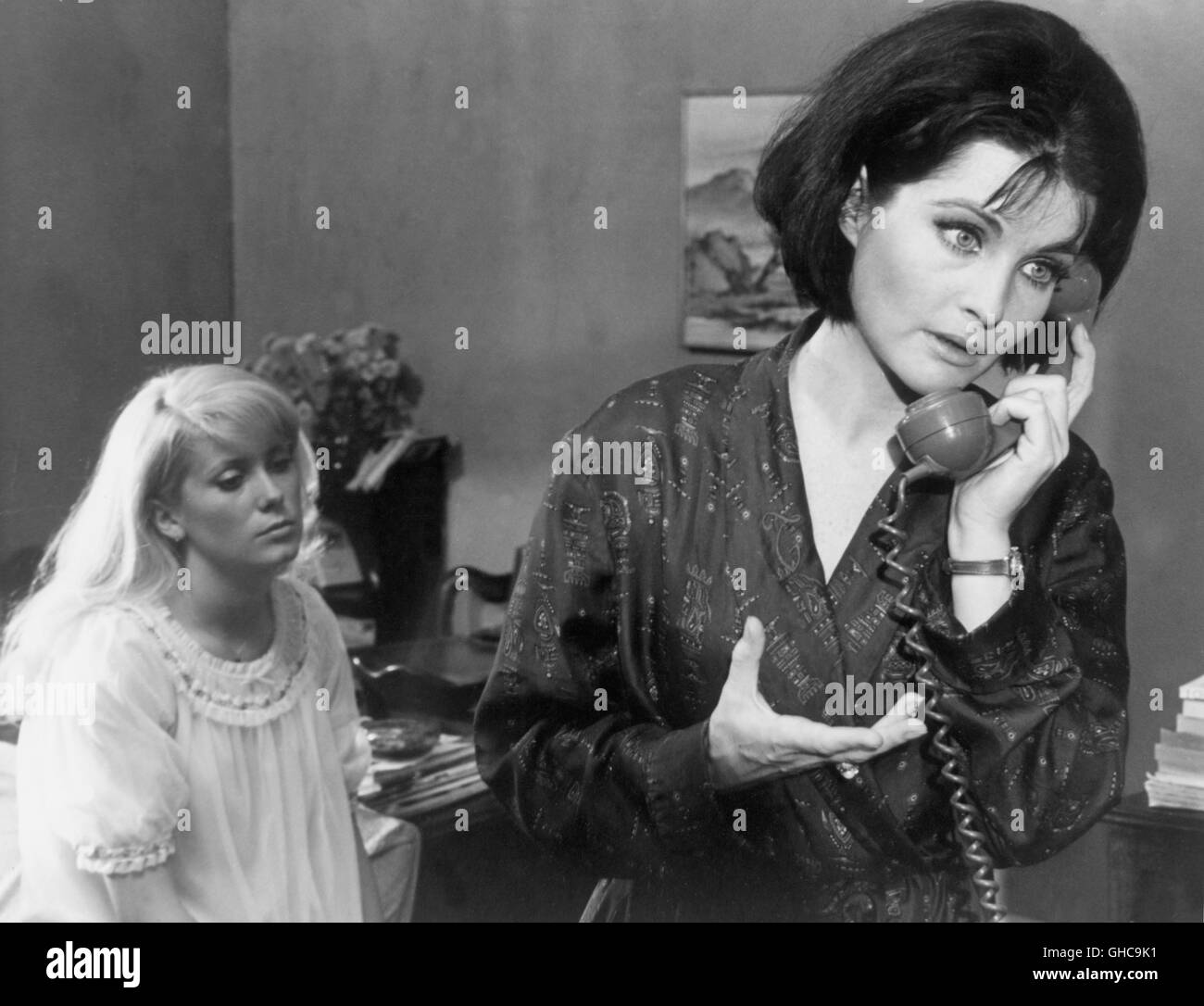 REPULSION UK 1965 Roman Polanski Carol (CATHERINE DENEUVE) and Helen (YVONNE FURNEAUX) Regie: Roman Polanski Stock Photo