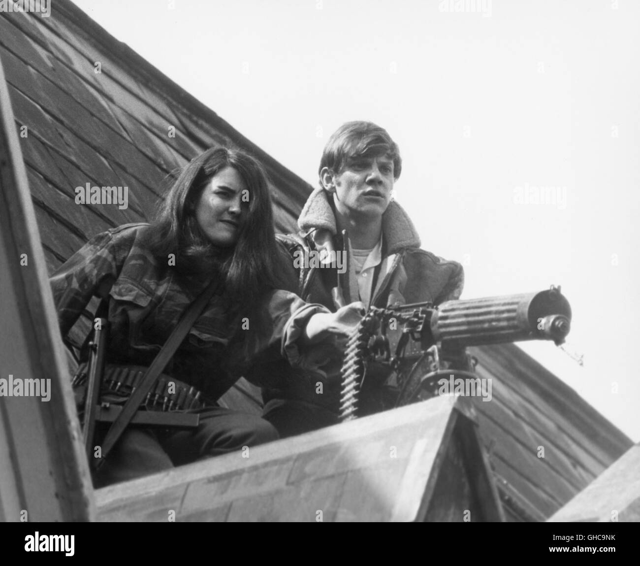 IF .... UK 1968 Lindsay Anderson The Girl (CHRISTINE NOONAN) and Mick (MALCOLM MCDOWELL) with machine gun. Regie: Lindsay Anderson Stock Photo