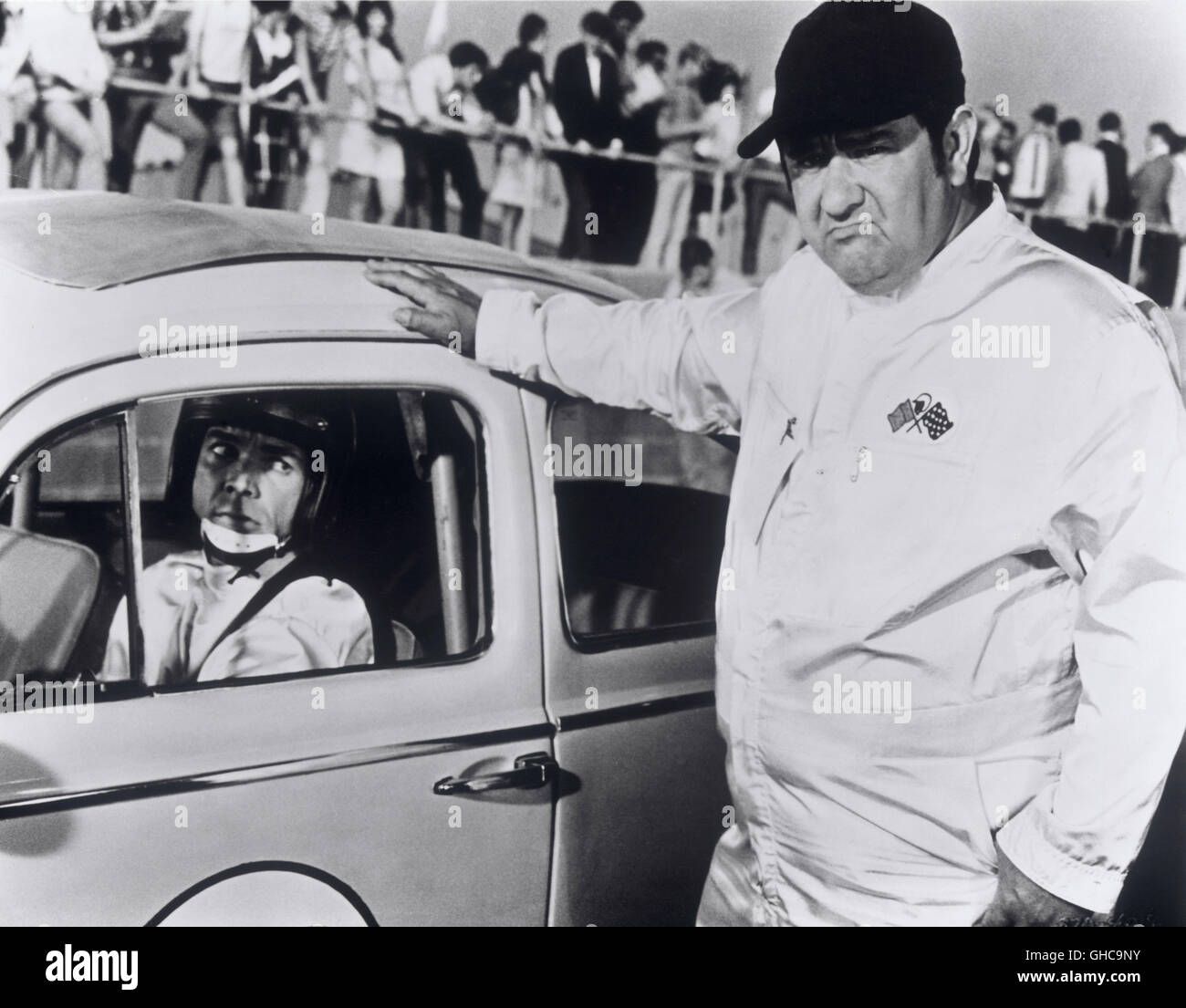 THE LOVE BUG USA 1968 Robert Stevenson Jim Douglas (DEAN JONES) as race car driver and Tennessee Steinmetz (BUDDY HACKETT) Regie: Robert Stevenson Stock Photo