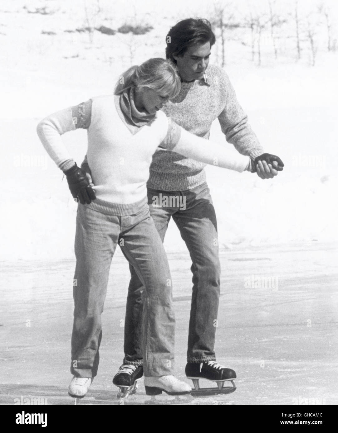 ICE CASTLES USA 1978 Donald Wrye ROBBY BENSON as Nick Peterson assists LYNN-HOLLY JOHNSON as Alexis Winston in learning to skate after she has had an accident. Regie: Donald Wrye Stock Photo