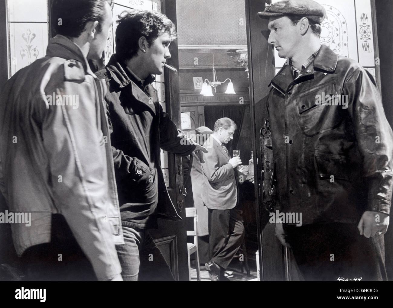 TERM OF TRIAL UK 1962 Peter Glenville TERENCE STAMP (Mitchell), LAURENCE OLIVIER (Graham Weir in the Pub), ROLAND CULVER (Trowman) Regie: Peter Glenville Stock Photo