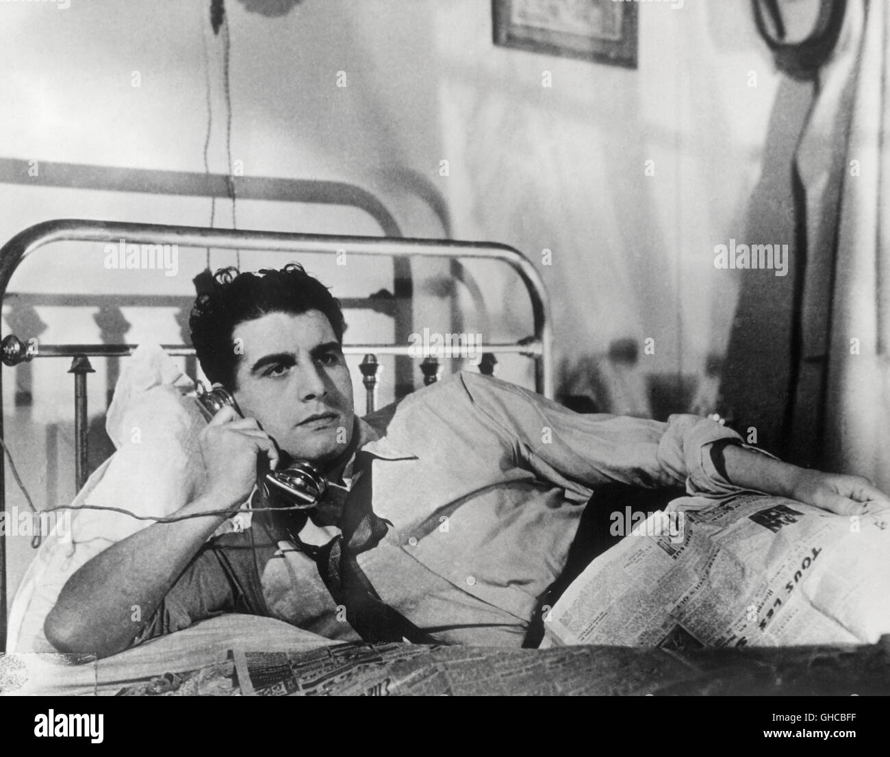 LE DERNIER DES SIX Frankreich 1941 Georges Lacombe JEAN CHEVRIER (Perlonjour) on the phone. Regie: Georges Lacombe Stock Photo