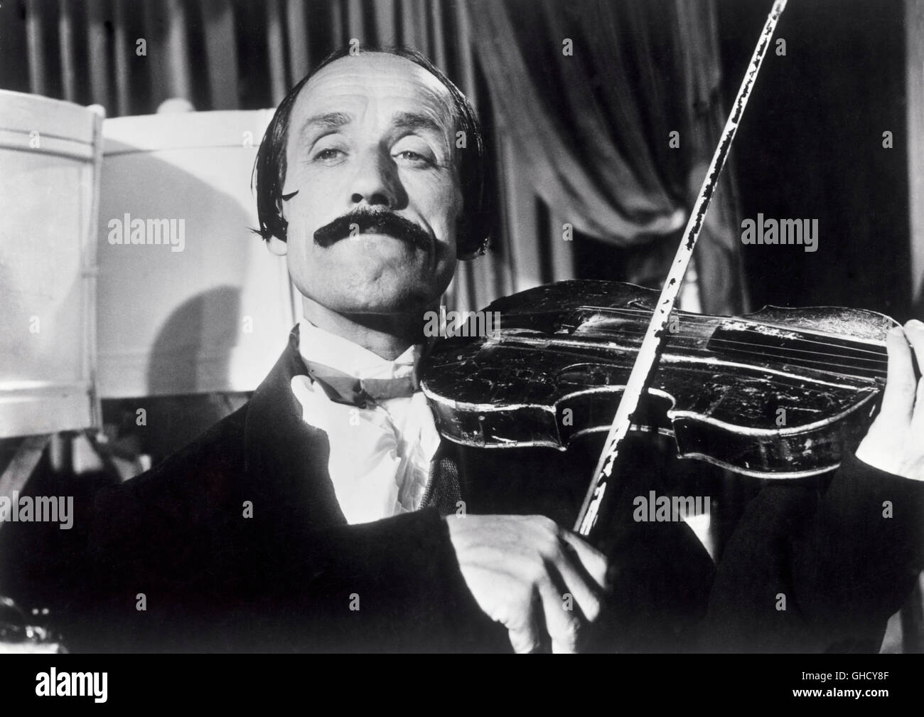 IL MONDO DI NOTTE Italien 1959 Luigi Vanzi Violinist in a scene of the italian music documentary IL Mondo di notte/World by Night. Regie: Luigi Vanzi Stock Photo