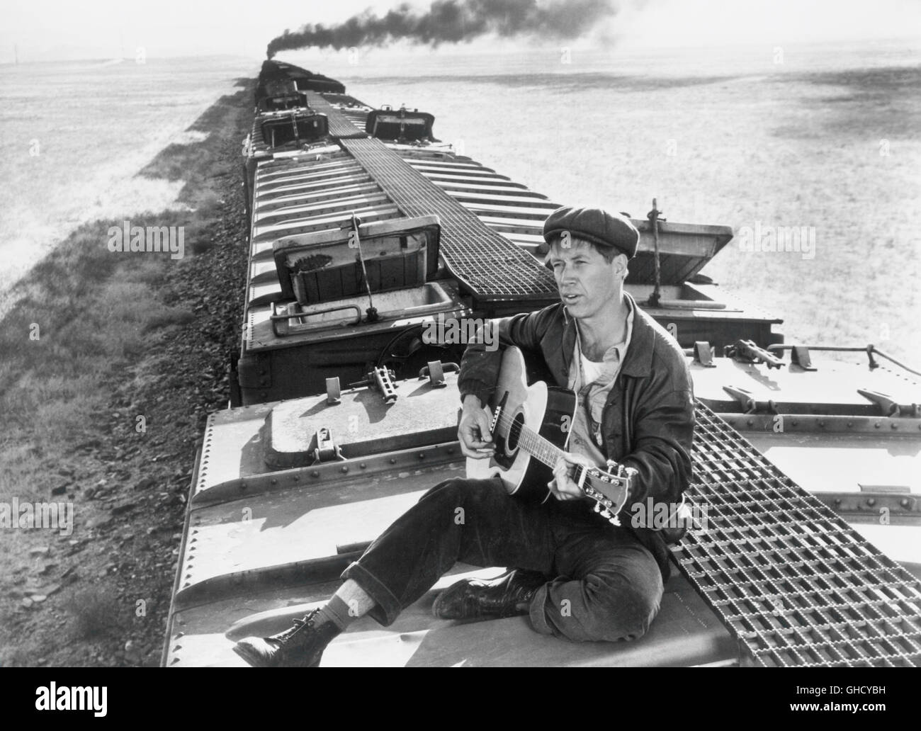 BOUND FOR GLORY USA 1976 Hal Ashby Sitting atop a freight car, Woody Guthrie (DAVID CARRADINE) sings 'This Land is your Land', as he leaves California. Regie: Hal Ashby Stock Photo