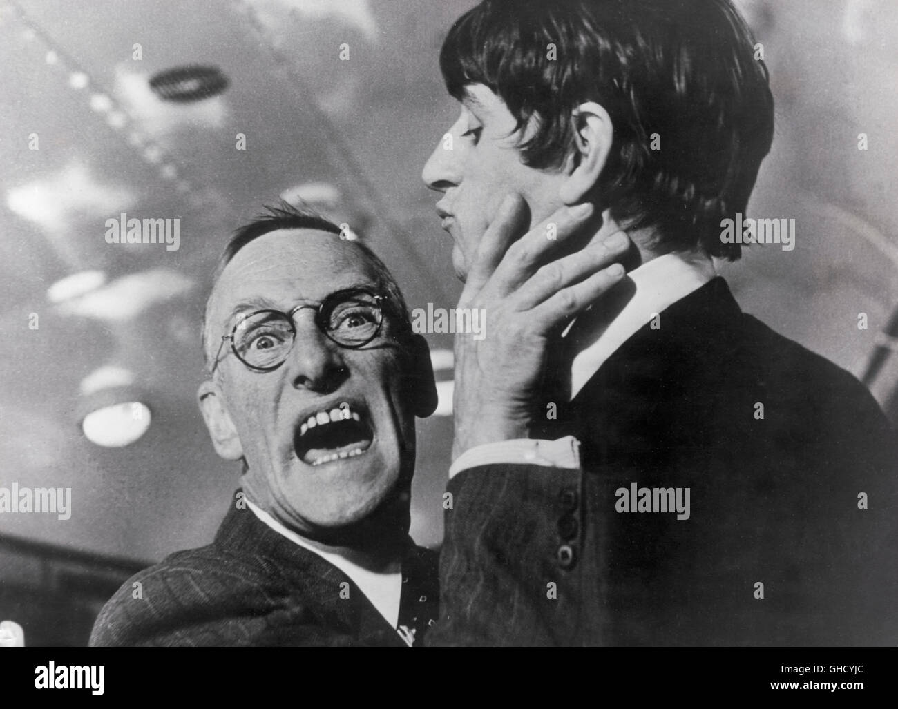 Download A Hard Day S Night Uk 1964 Richard Lester Wilfrid Brambell As Grandfather And Ringo Starr As Ringo In A Hard Day S Night Regie Richard Lester Stock Photo Alamy