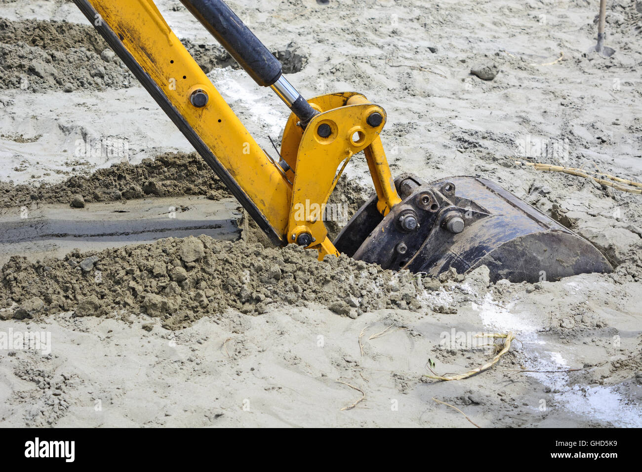 Excavator digging hole hi-res stock photography and images - Alamy