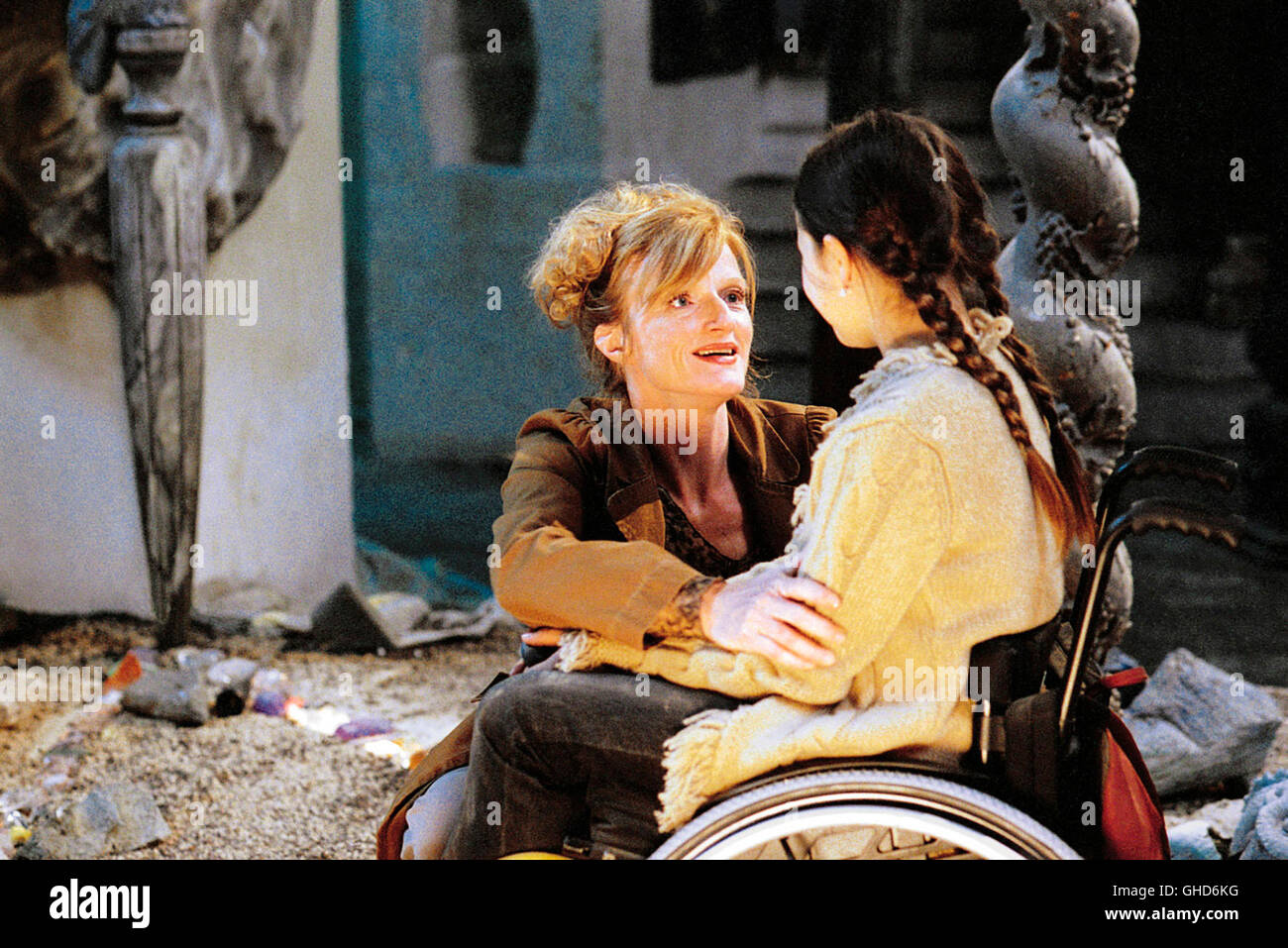 BIBI BLOCKSBERG UND DAS GEHEIMNIS DER BLAUEN EULEN / D 2004 / Franziska  Buch Tante Lissy (NINA PETRI) und Elea (MARIE LUISE STAHL) Regie: Franziska  Buch Stock Photo - Alamy