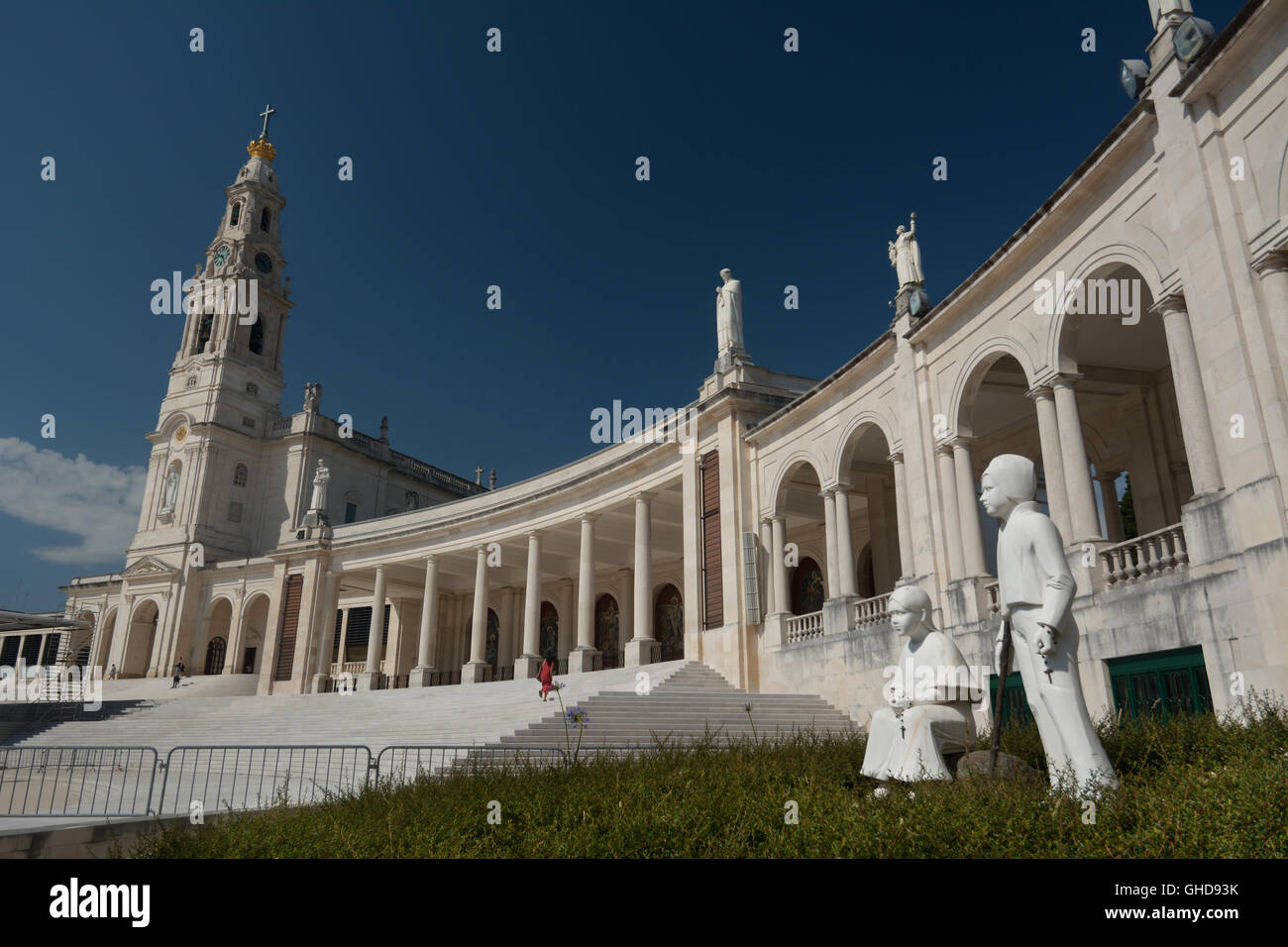 Portugal, Sanctuary of Fatima (Santuário de Fátima), the Basilica of Our Lady of the Rosary with the statue of shepherd children Stock Photo