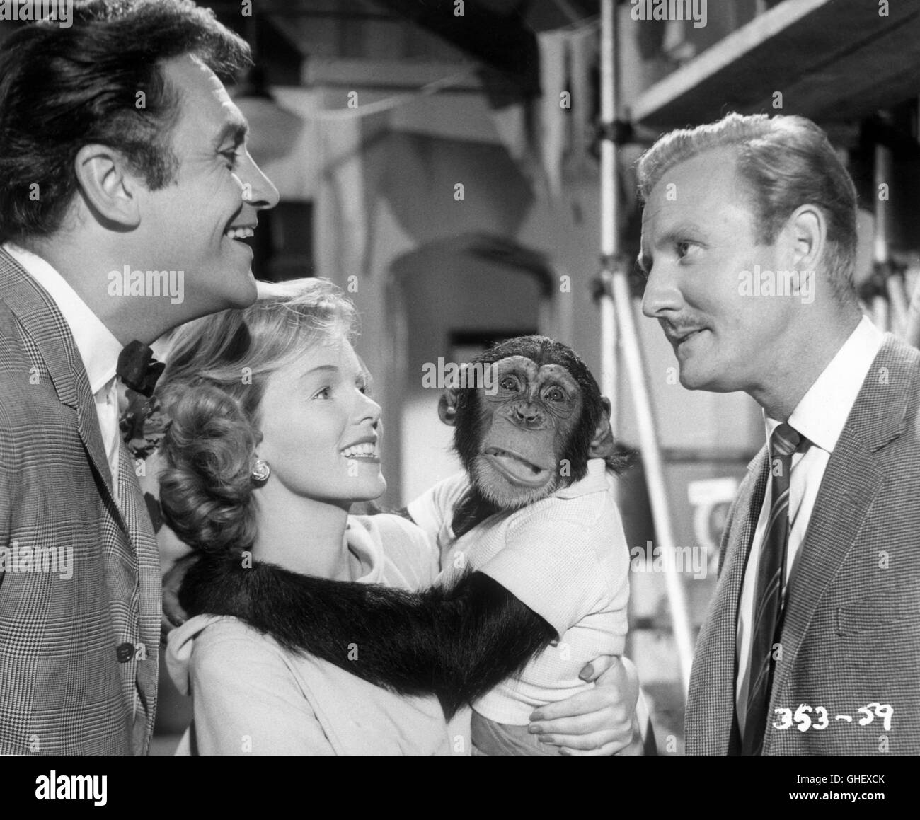 IN THE DOGHOUSE UK 1961 Darcy Conyers JAMES BOOTH (Bob Skeffington), PEGGY CUMMINS (Sally) with chimp and LESLIE PHILLIPS (Jimmy Fox-Upton) Regie: Darcy Conyers Stock Photo