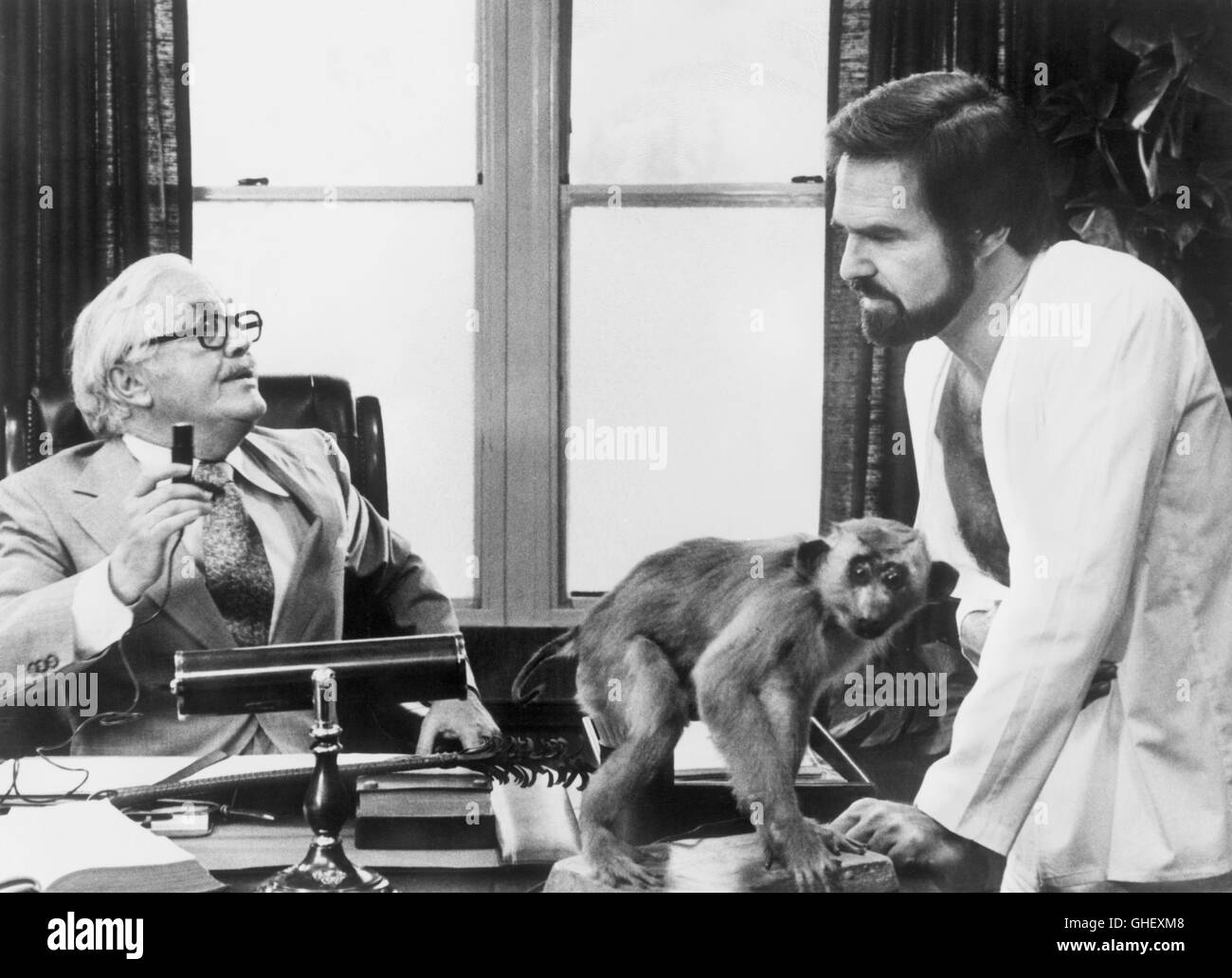 THE END USA 1978 Burt Reynolds Dr. Kling (STROTHER MARTIN) consoles the hysterical Sonny Lawson (BURT REYNOLDS) in a hilarious sequence with a little long-tailed monkey. Regie: Burt Reynolds Stock Photo