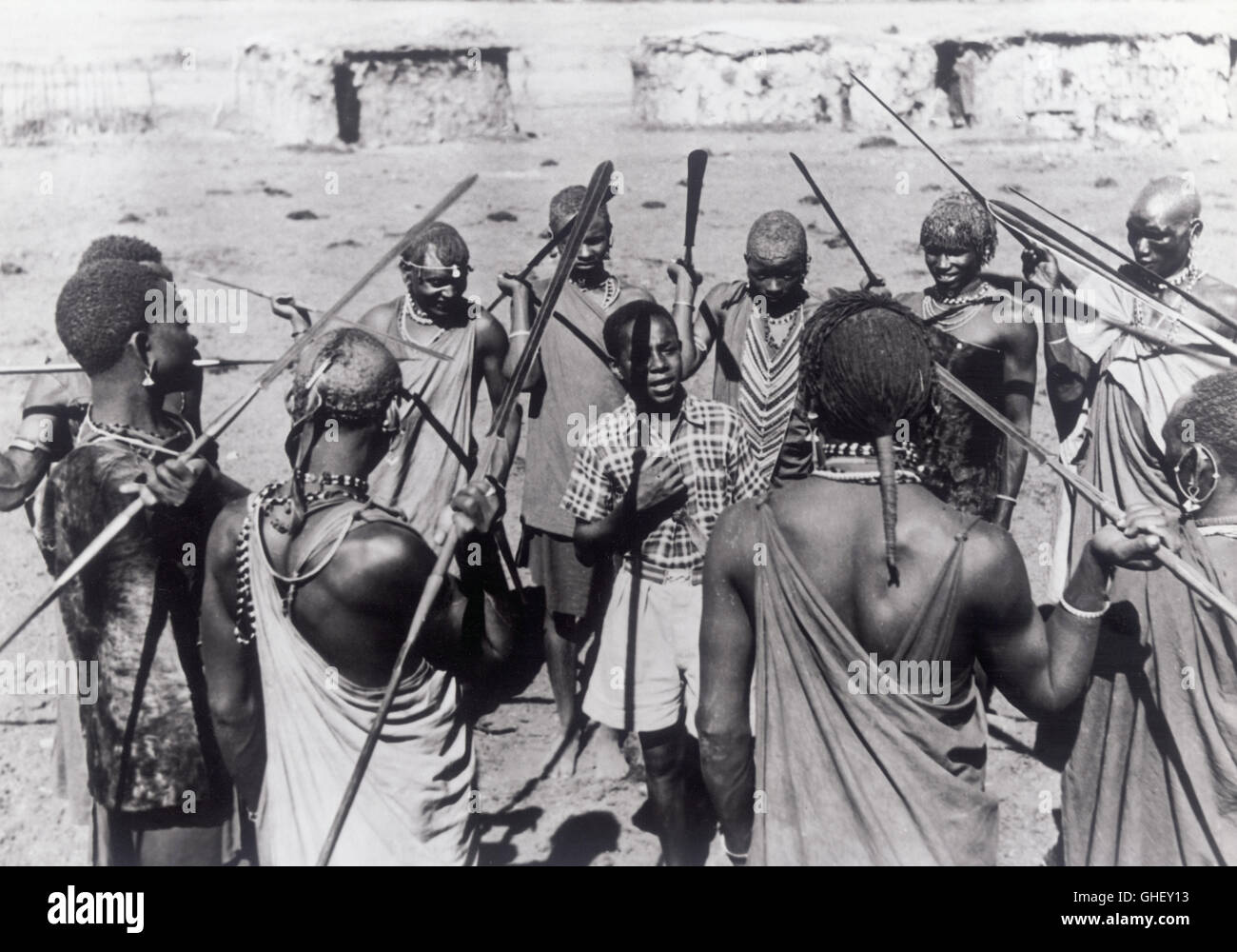 TOTO AND THE POACHERS UK 1958 Brian Salt Natives with african boy John Aloisi. Regie: Brian Salt Stock Photo