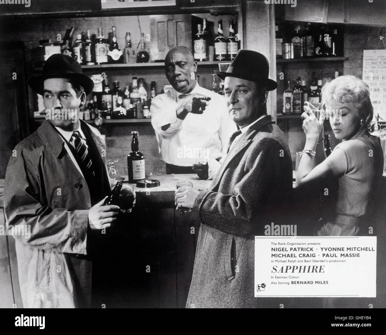 SAPPHIRE UK 1959 Basil Dearden MICHAEL CRAIG (Inspector Phil Learoyd) and NIGEL PATRICK (Robert Hazard) on the bar. Center: ORLANDO MARTINS (Barman) Regie: Basil Dearden Stock Photo