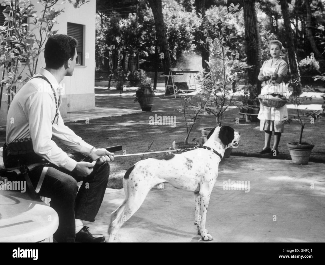 GUENDALINA Italien/Frankreich 1956 Alberrto Lattuada RAFFAELE MATTIOLI (Oberdan) with hound and LEDA GLORIA (Oberdan's mother) Regie: Alberrto Lattuada Stock Photo