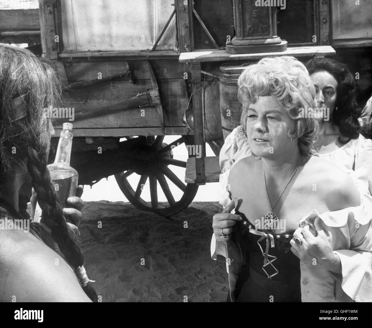 THE SCALPHUNTERS USA 1968 Sydney Pollack SHELLEY WINTERS as Kate Regie: Sydney Pollack Stock Photo