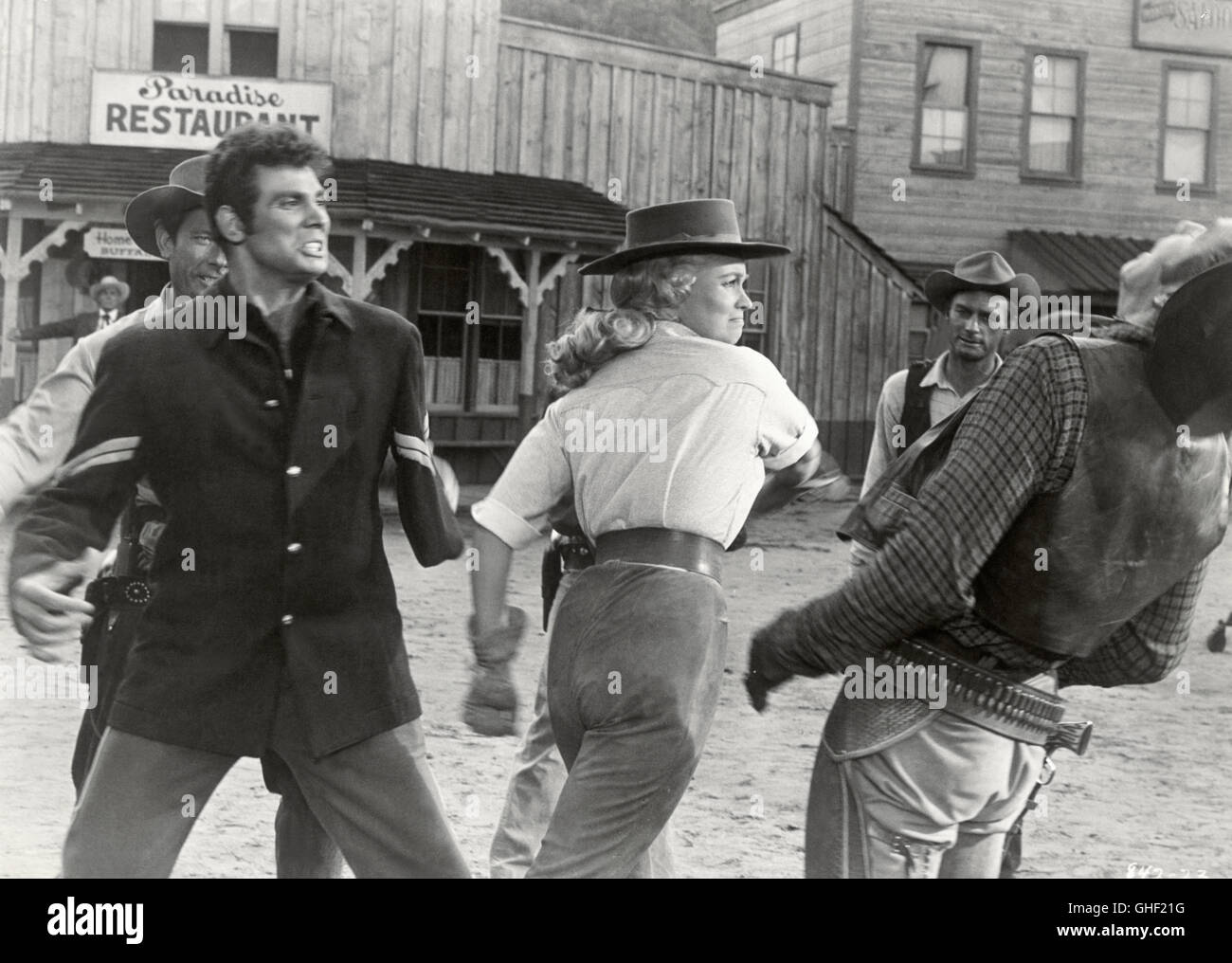 WESTBOUND USA 1959 Budd Boetticher Scene with MICHAEL DANTE as Rod Miller, One Arm and KAREN STEELE as fighting, powerful Jeanie Miller. Regie: Budd Boetticher Stock Photo