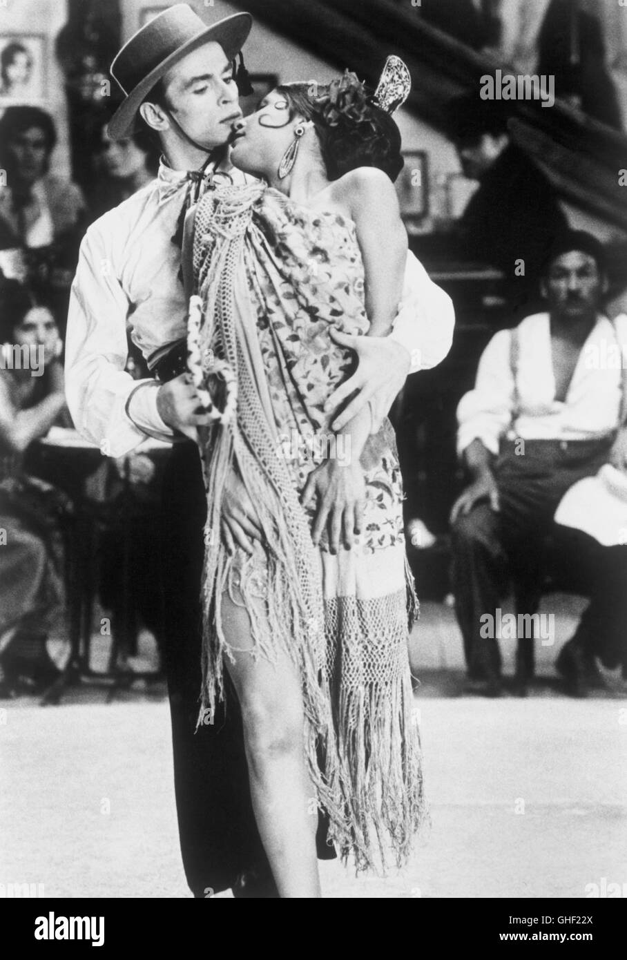 VALENTINO UK/USA 1977 Ken Russell Valentino (RUDOLF NUREYEV) dances the  tango with his partner (CHRISTINE CARLSON). Regie: Ken Russell Stock Photo  - Alamy