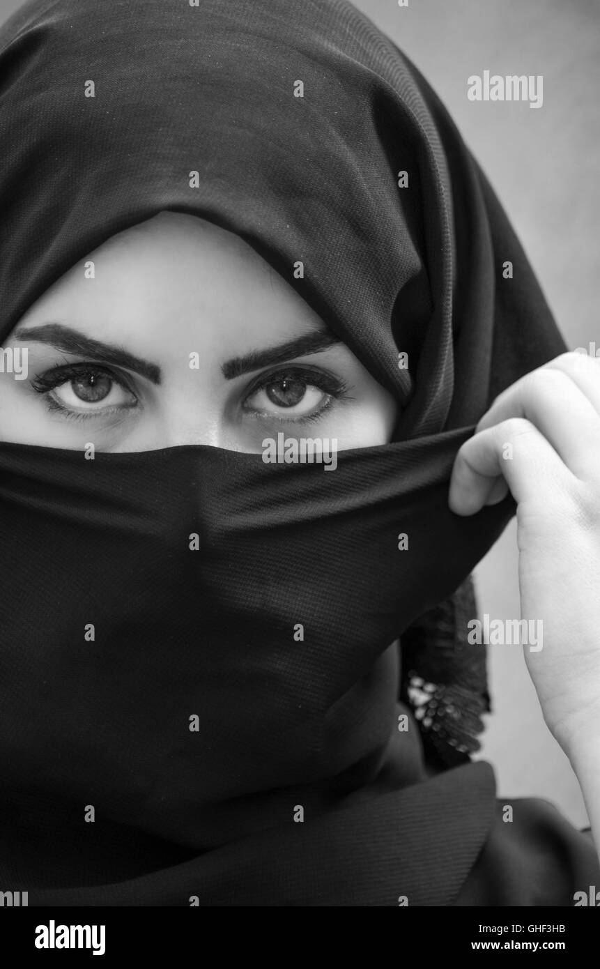 sheila abaya fashion cultural traditional eyes fierce fashion tradition culture pashmina style stylish model Stock Photo