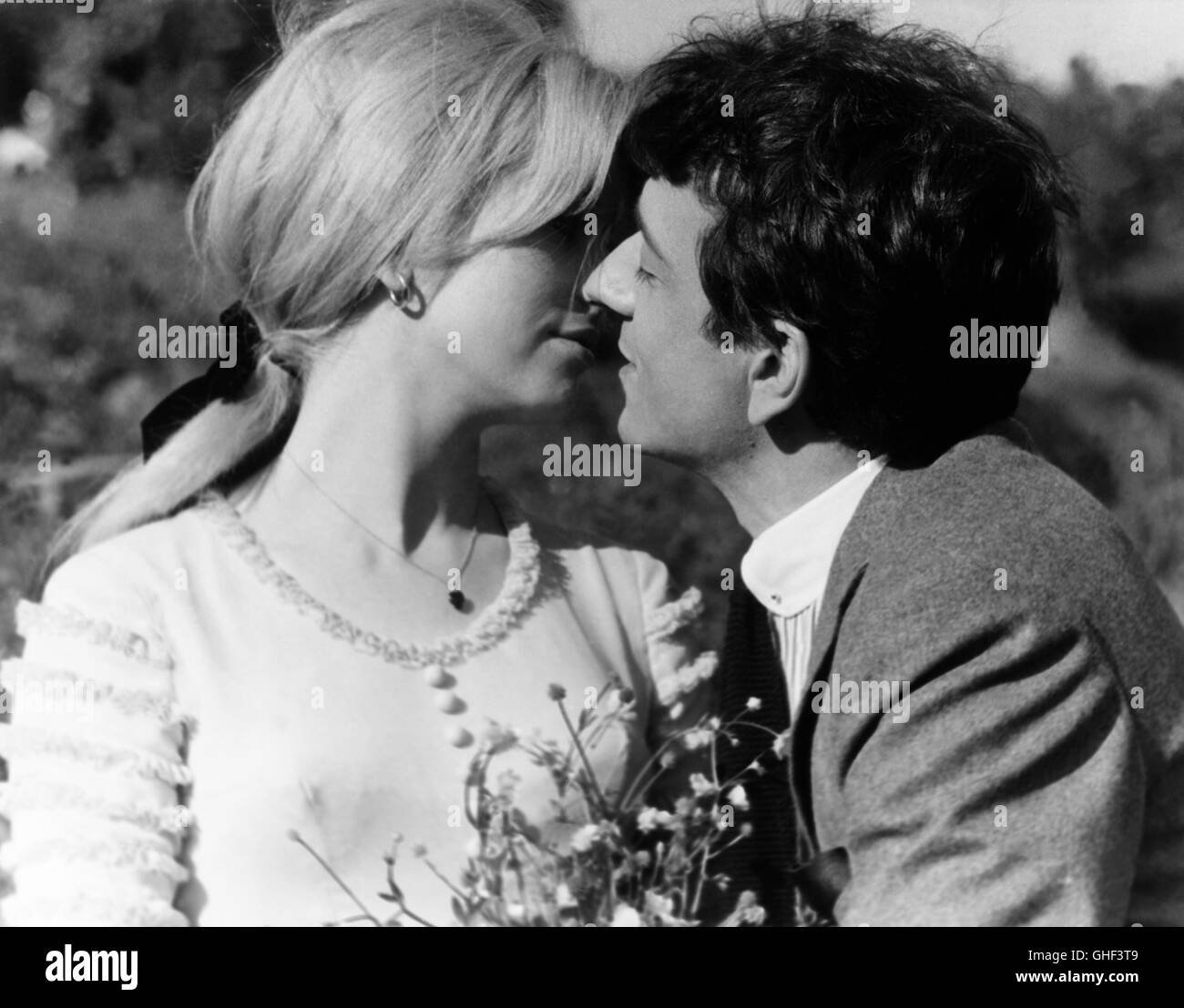 UN MONSIEUR DE COMPAGNIE Italien/Frankreich 1965 Philippe de Broca Love scene with CATHERINE DENEUVE (Isabelle) and JEAN-PIERRE CASSEL (Antoine) Regie: Philippe de Broca Stock Photo