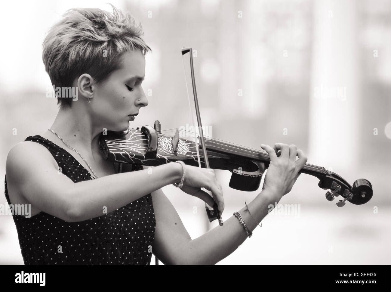 Virtuoso violinist hires stock photography and images Alamy