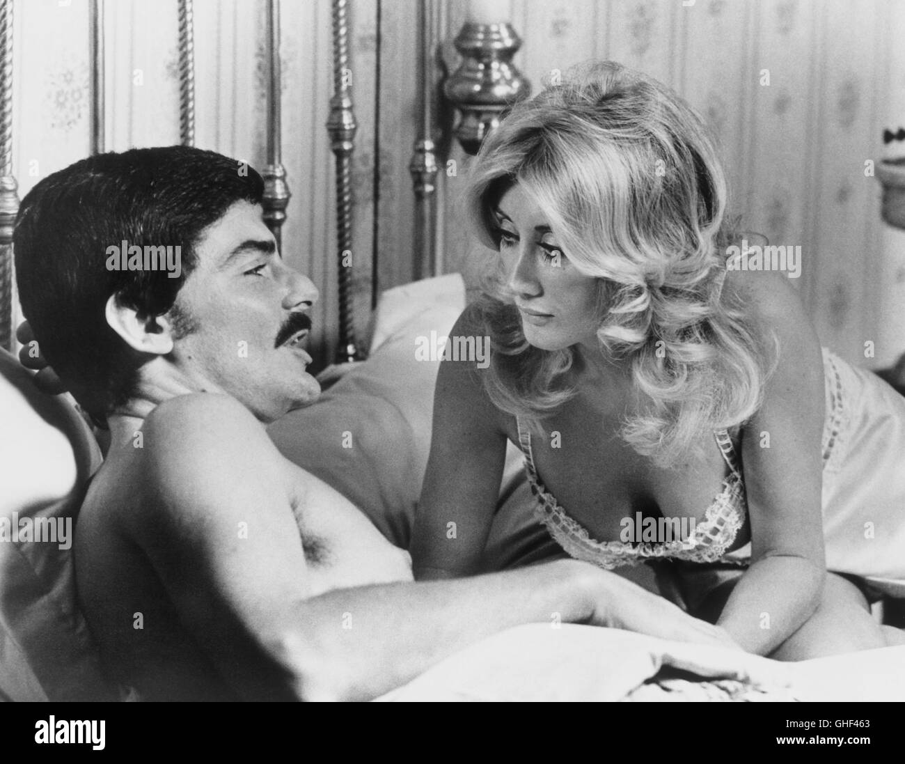 WESTWORLD USA 1973 Michael Crichton Peter Martin (RICHARD BENJAMIN) enjoys the lusty advances of Arlette (LINDA SCOTT). Regie: Michael Crichton Stock Photo