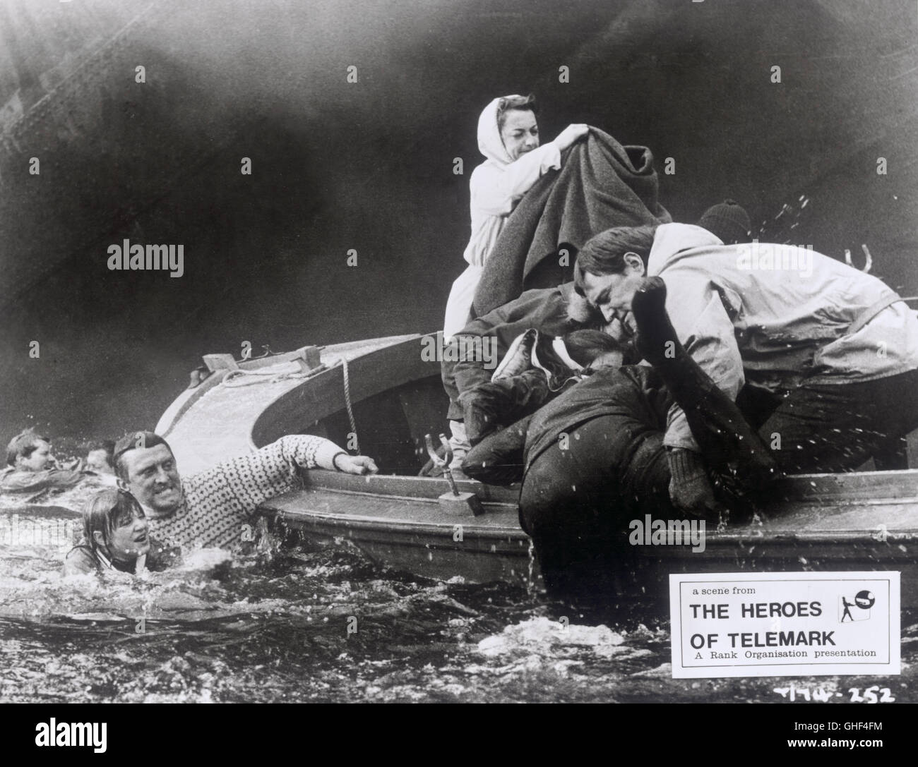 THE HEROES OF TELEMARK UK 1965 Anthony Mann Action scene with KIRK DOUGLAS (Rolf Pedersen), RICHARD HARRIS (Knut Straud) Regie: Anthony Mann Stock Photo