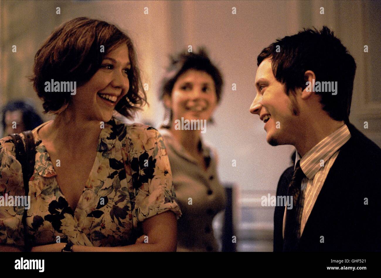 PARIS JE T'AIME Paris je t'aime 2006 Paris je t'aime/ Storys of Love from the City of Love. MAGGIE GYLLENHAAL with ELIJAH WOOD / Segment Quartier des Enfants Rouges directed by Olivier Assayas aka. Paris je t'aime Stock Photo