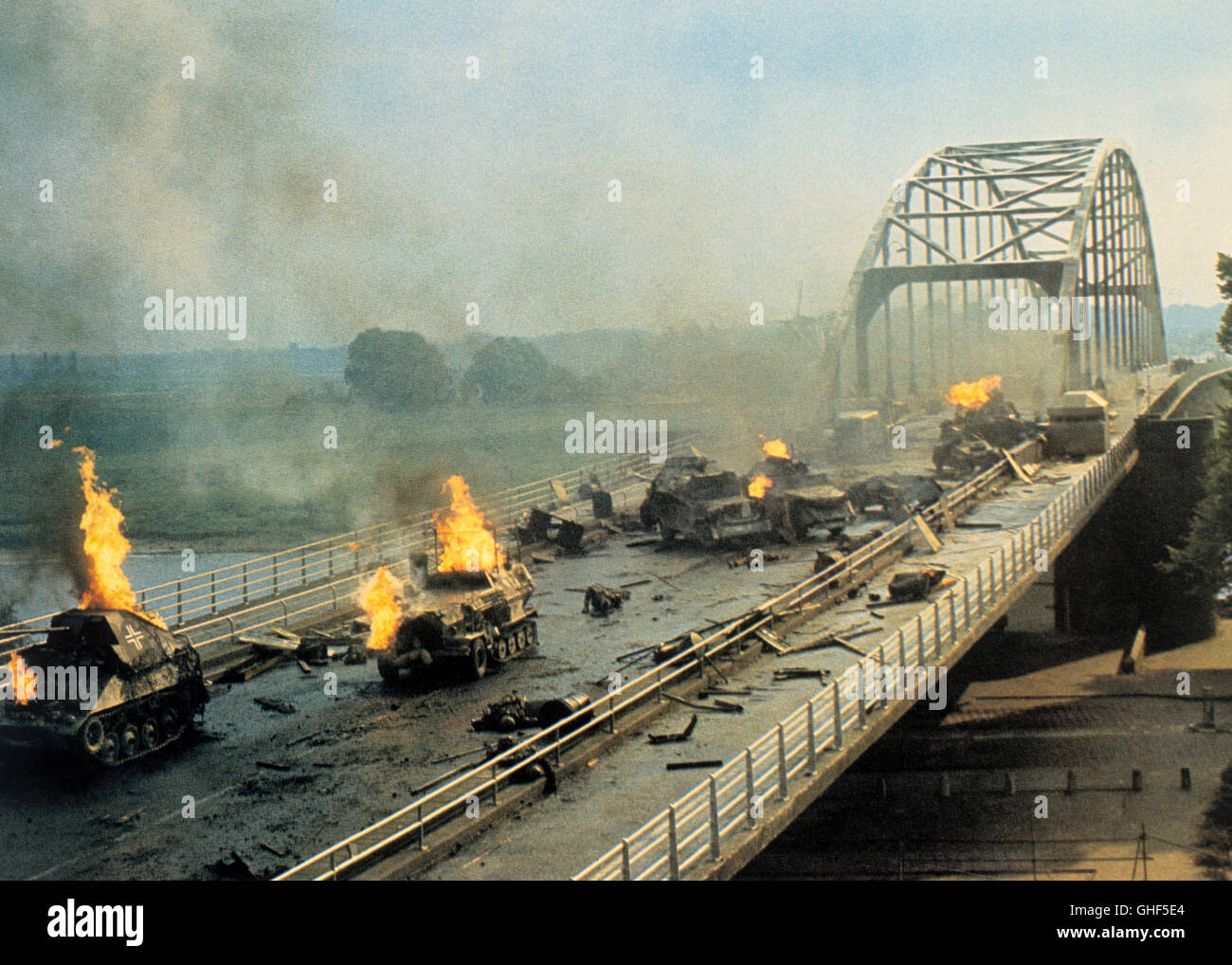 DIE BRÜCKE VON ARNHEIM A Bridge Too Far USA 1976 Richard Attenborough Kriegsfilm über die Einnahme der Rheinbrücke im holländischen Arnheim. A Bridge too far, scene. Regie: Richard Attenborough aka. A Bridge Too Far Stock Photo