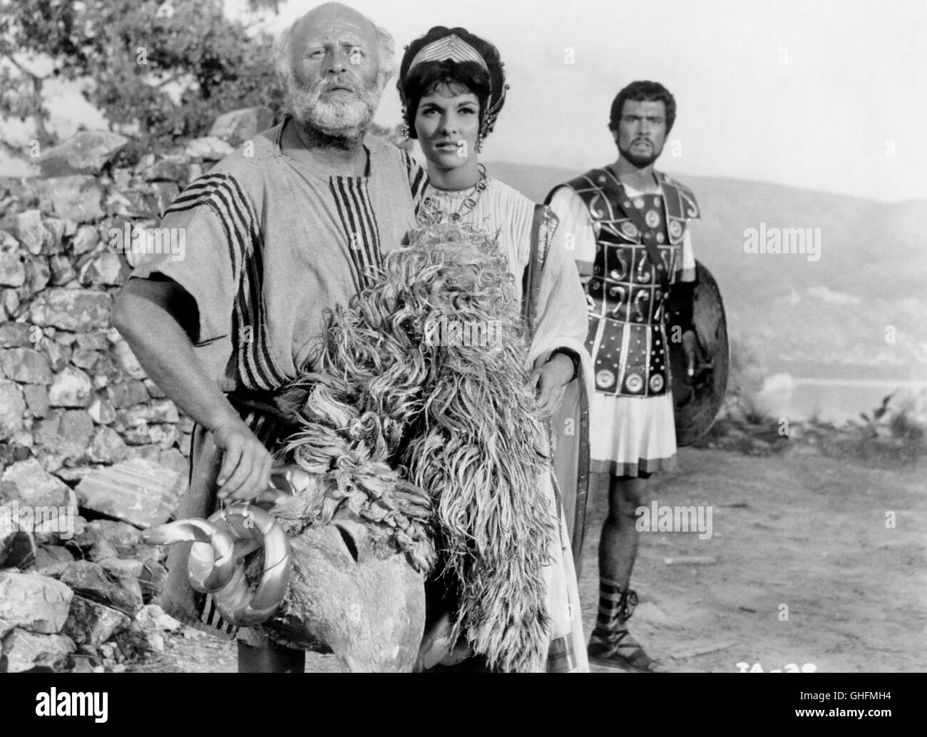 JASON AND THE ARGONAUTS UK/USA 1964 Don Chaffey Argos (LAURENCE NAISMITH) with the Golden Fleece, Medea (NANCY KOVACK), Jason (TODD ARMSTRONG) Regie: Don Chaffey Stock Photo