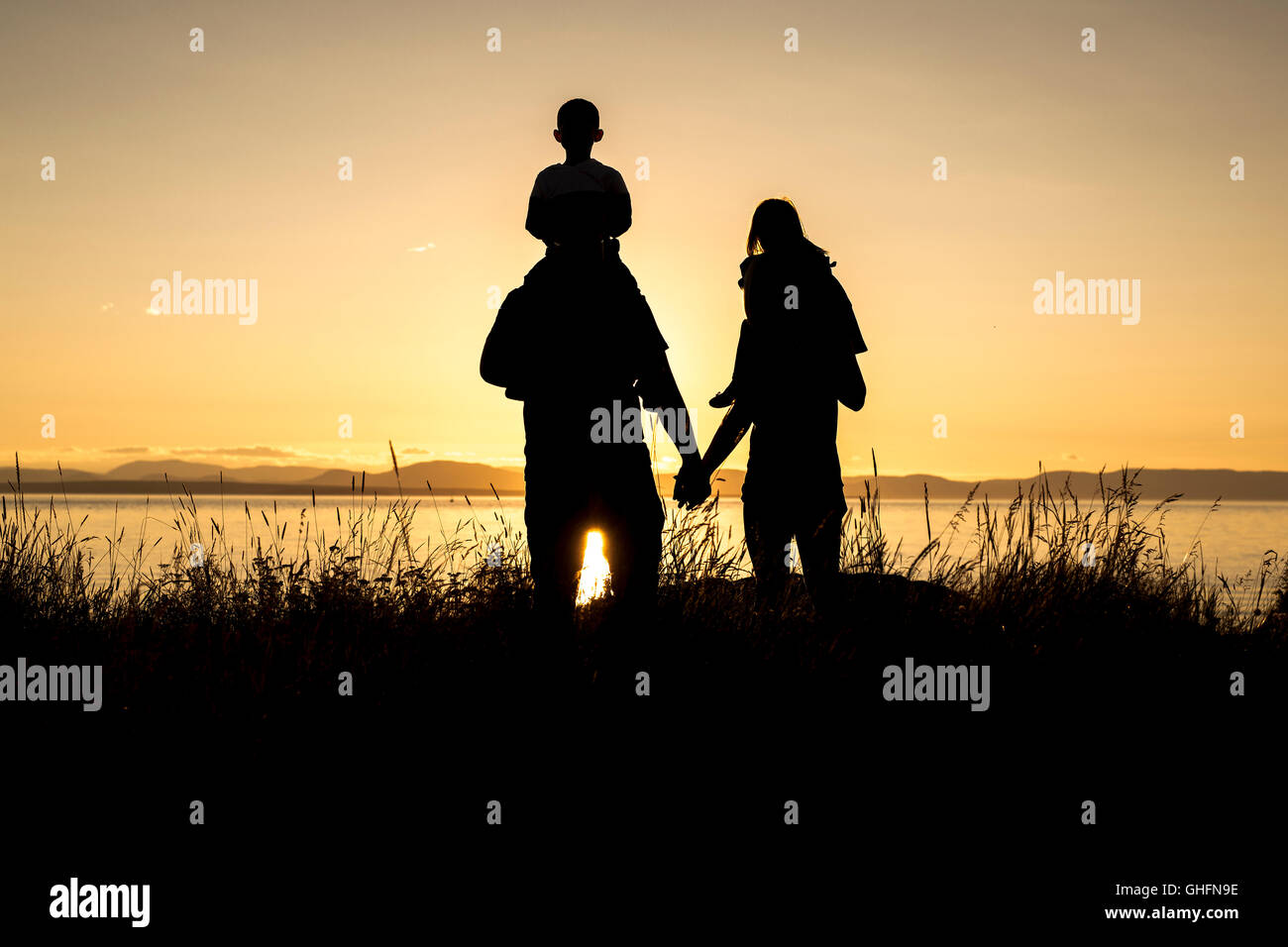Mother father child shadow fun hi-res stock photography and images - Alamy