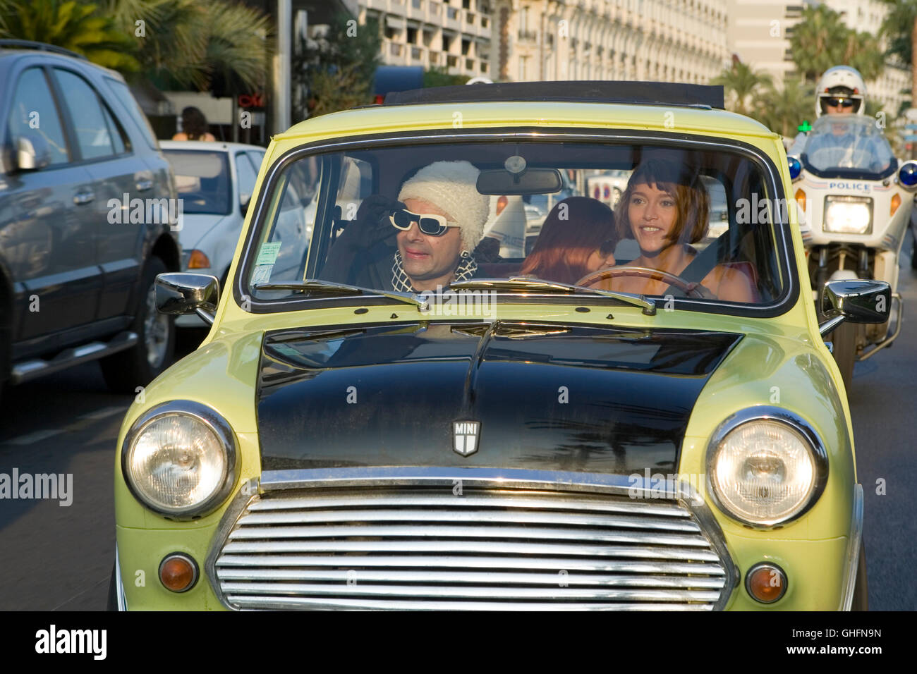 MR. BEAN MACHT FERIEN Mr. Bean's Holiday UK 2007 Steve Bendelack Mr. Bean macht Ferien / Mr. Bean (ROWAN ATKINSON) with sun glasses in the Mini Cooper. Regie: Steve Bendelack aka. Mr. Bean's Holiday Stock Photo