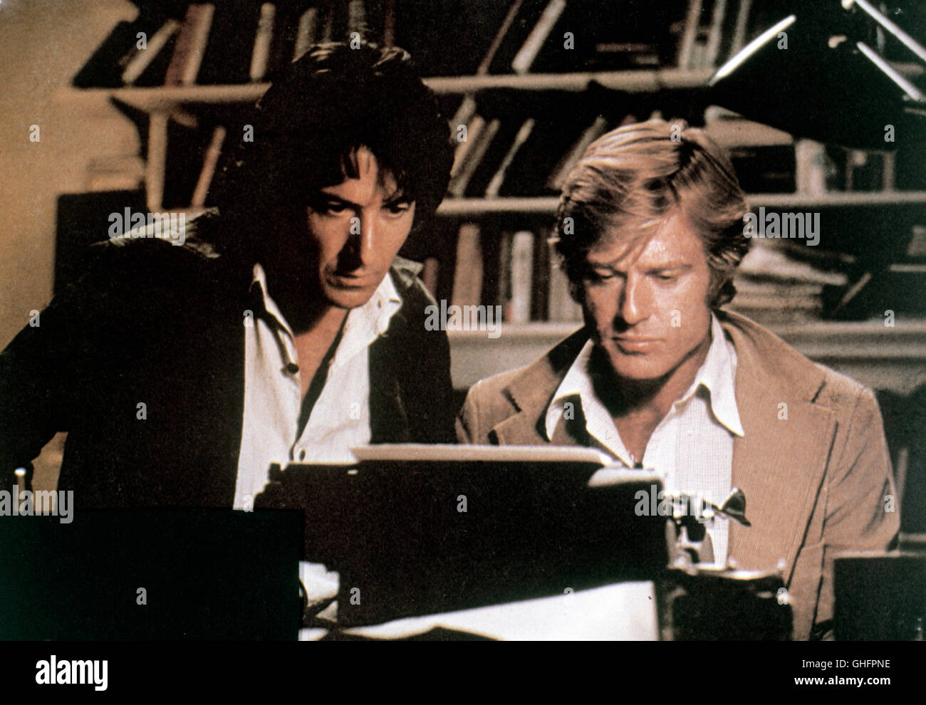 The reporters Carl Bernstein (DUSTIN HOFFMAN) and Bob Woodward (ROBERT