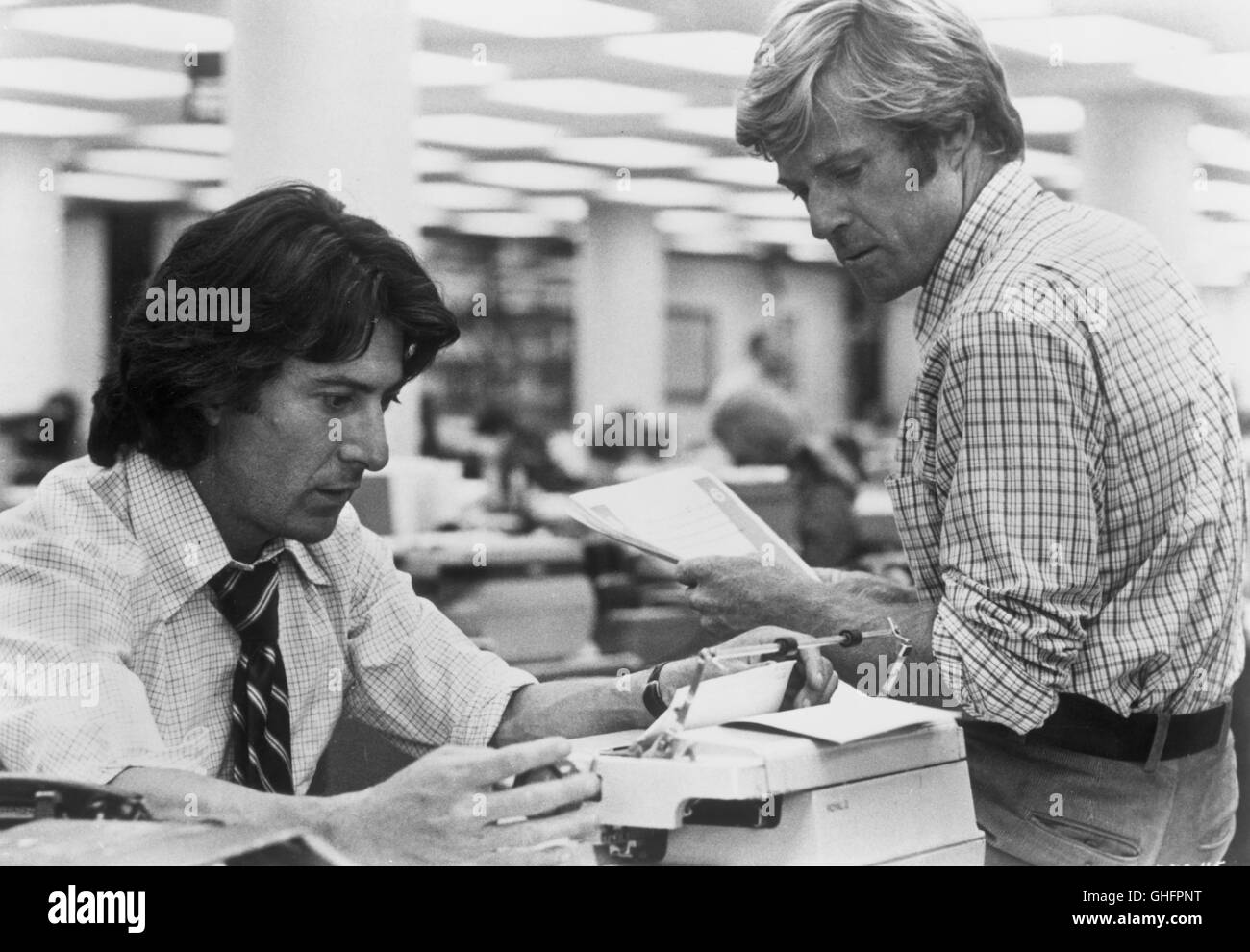 The reporters Carl Bernstein (DUSTIN HOFFMAN) and Bob Woodward (ROBERT