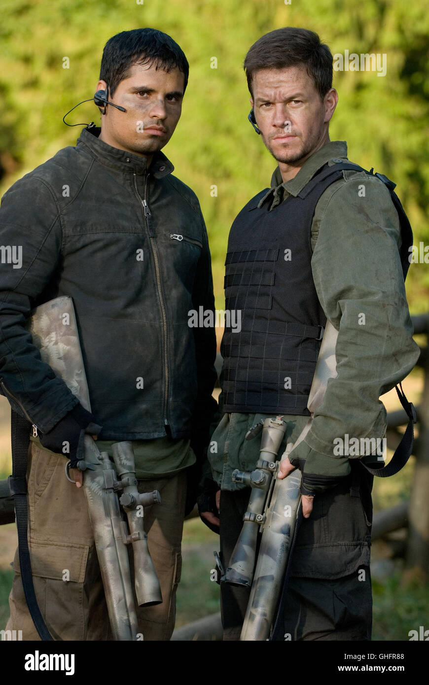 Shooter / Marksman Nick Memphis (MICHAEL PENA) and Bob Lee Swagger (MARK  WAHLBERG) Regie: Antoine Fuqua aka. Shooter Stock Photo - Alamy